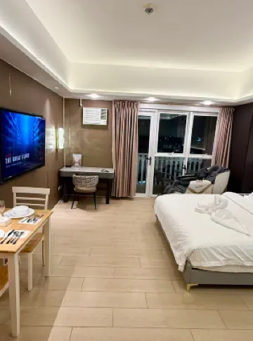 Canal View Luxury Stay/Massage Chair + Office Desk