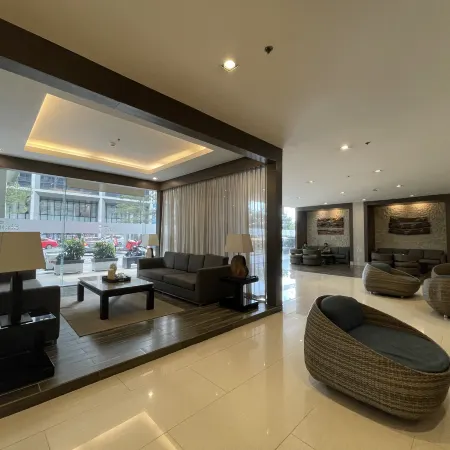 1BR Condo Unit with Balcony 15th Flr | Pool View near MOA