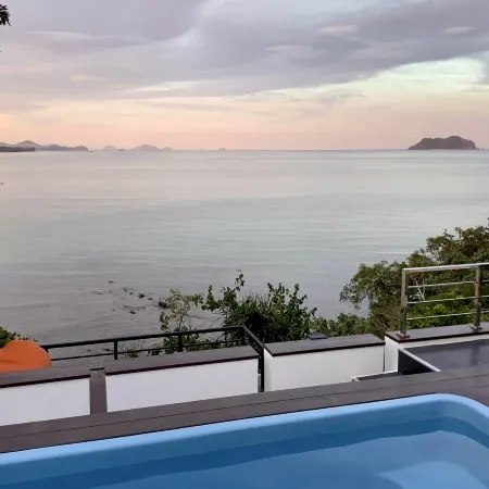 The Munique Cliff House Chumphon - private jacuzzi with beach views