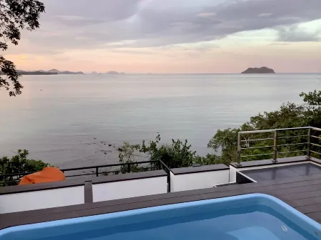The Munique Cliff House Chumphon - private jacuzzi with beach views