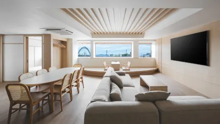 Jeongonjae Stay – Korean Traditional Guesthouse (2min from Busan Station, Up to 18 Guests) Отели рядом с достопримечательностью «Этнографический музей Пусанпхо»