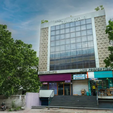 Grand FFOUR near Nehru Place, Delhi Отели рядом с достопримечательностью «Храм Лотоса»
