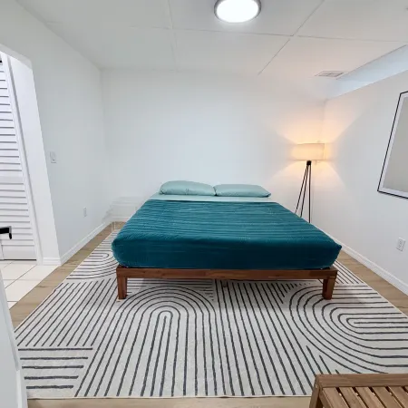 Modern Lux king Suite, Minutes To Lido Beach + DT.