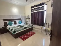 Hotel Paradise Inn โรงแรมในกัตรัช