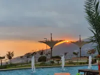 A dreamy luxury one-bedroom apartment with special views of the forest, sea and sunset - مسبح غير متناهي