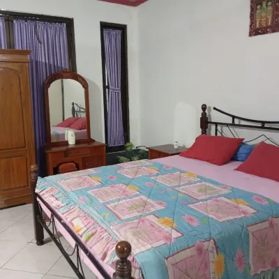 Kost Exclusive Omah Sinten Palagan Hotels near Homestay Glamping Omah Sawah