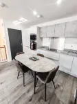 Stylish Home close 2 City Centre & Rail Station - Apartments