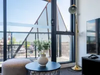 Modern 2B Apt with Views Near Swinburne University 霍索恩區酒店