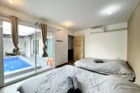 The Chaom Pool Villa Hotels near Wat Khok Krung