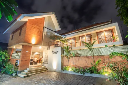 THE JERO 18 KUTA near Kuta beach and Airport - Bed & Breakfasts