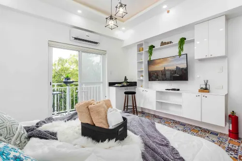 Fresia by J&J | Near Airport w/ Pool and Gym - พร้อมระเบียง