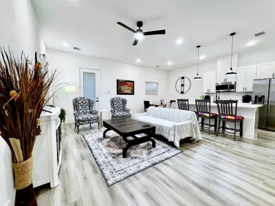 Quiet stylish home close to downtown and airport Hotel a 