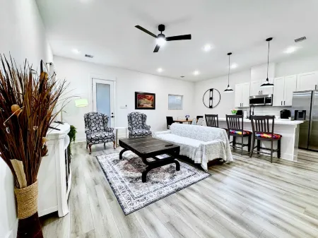 Quiet stylish home close to downtown and airport