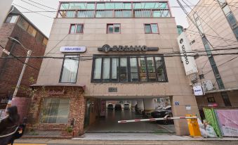 Hongdae Lovely  House. Big Room. Hongdae University Station. Exit 7. Walk 2 min