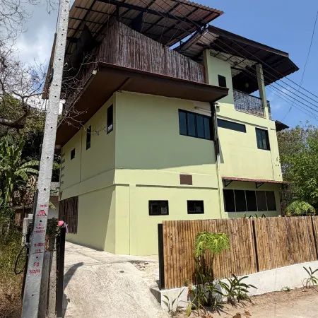 Large 1 bed apartment with yoga studio and seaview