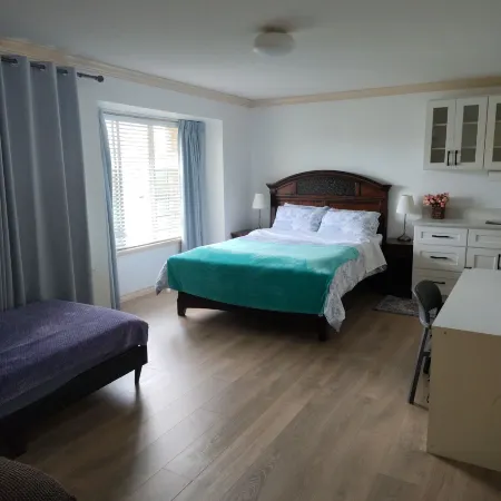 Go House B&B, Queen Bed, Private Bathroom in Richmond.