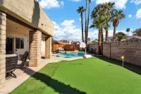 9 min to Strip, pool, casino games and mini golf - Pools