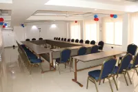 QUEENS COURT HOTEL Отели в г. Бамбури