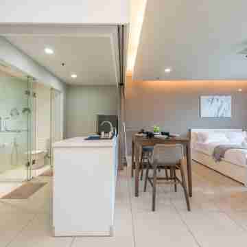 Trefoil Setia Alam 2 Pax with Neftlix Dining/Meeting Rooms