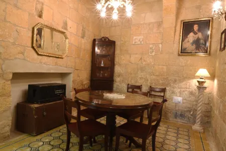 Superb medieval house sea views Отели в г. Senglea