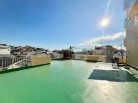 Luxurious stay with a rooftop balcony of over 100 square meters! Disukauntodoraggukosumosu Soshigayaten 주변 호텔