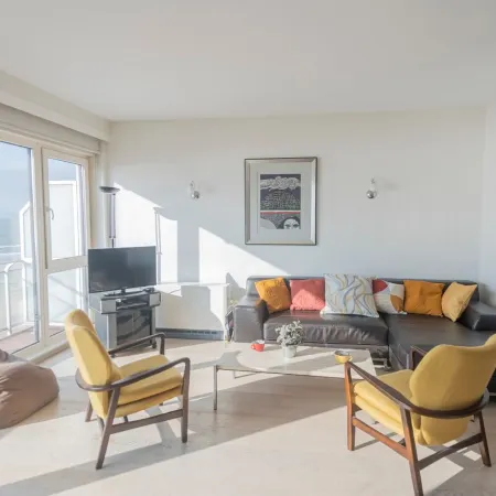 Seaview Apartment on the Beach - Free Parking!