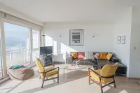 Seaview Apartment on the Beach - Free Parking!