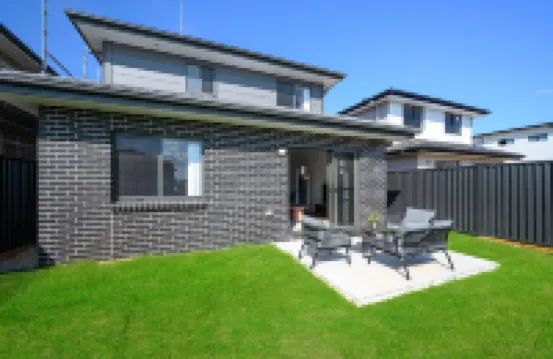 Spacious 5-bedroom building in brilliant Austral with AC