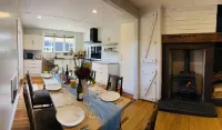 The Black Barn At Puketitiri - Homestays