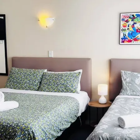 Merivale Court Large Studio-Unit 2 Отели рядом с достопримечательностью «Папани»