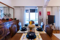 Retro Pop Classic 2 bed Luxury Hop to Acropolis