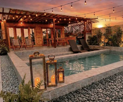 Sundown Farm Stay | Pinewood Villa with Pool - maisons de vacances