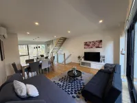 Family-Friendly Townhouse in Port Melbourne | Private Parking - พร้อมระเบียง