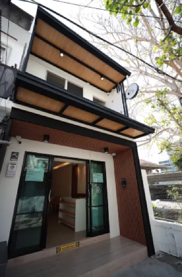 ริศา โฮสเทล โรงแรมใกล้สถานีบีทีเอสบางหว้า