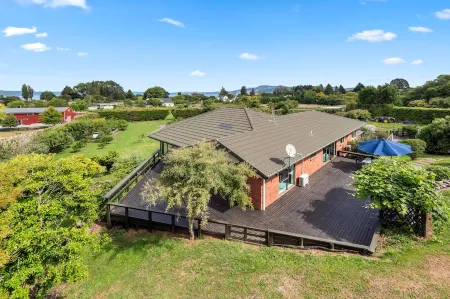 Rotorua Family Retreat Hamurana 10000Sqm Lawn