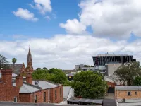 Modern 2BR Apartment with Smart TV and Views 霍索恩區酒店