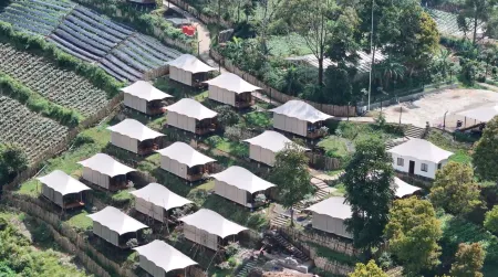 Tebing View Glamping, Azana Hotels Collection Отели рядом с достопримечательностью «Taman Kupu-Kupu Cihanjuang»