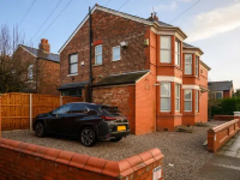 Modern 4-Bed • Free Parking • Work & Leisure Stays Hotels in Stretford