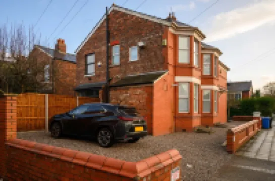 Modern 4-Bed • Free Parking • Work & Leisure Stays