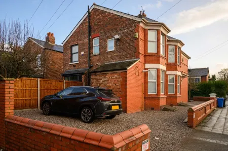 Modern 4-Bed • Free Parking • Work & Leisure Stays