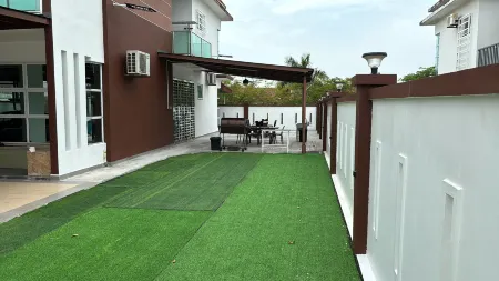 Desaru Brown House[Movie-KTV-Billiard-BBQ-Mahjong] Отели рядом с достопримечательностью «Kota Tinggi Firefly Park»