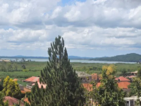 Modern Luxury Apt w/Lake Views in Munyonyo! 酒店