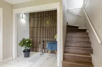 2mins walk to park! Family friendly 2 bedroom suite with full kitchen! Hôtels à : 