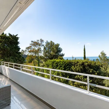 Sunny Seabreeze Villa, Eze, pool close to Monaco Отели в г. Эз