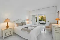 Luxury Beachfront Apt with Private Garden & Pool - 精品