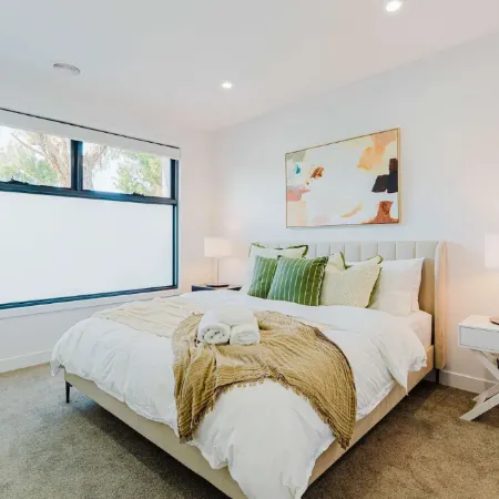 Stylish 4BR Townhouse with Private Courtyard Отели рядом с достопримечательностью «Торговый центр Westfield Doncaster»