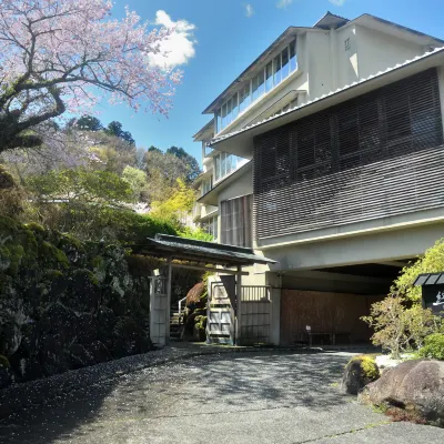 愛犬と楽しむ本格会席と源泉の湯　修善寺絆＋ だるま山高原キャンプ場周辺のホテル