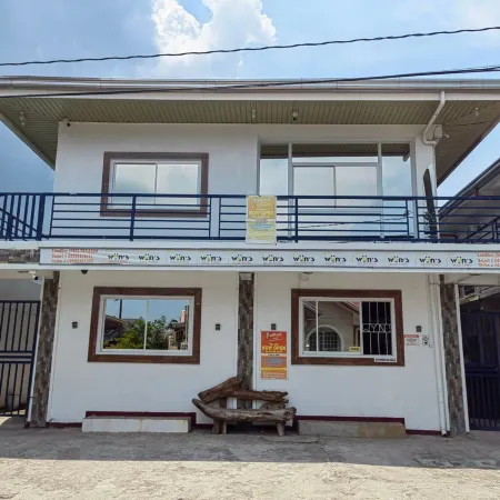 RedDoorz @ Wyns Hotel