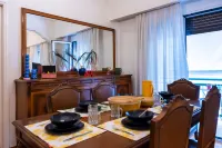 Retro Pop Classic 2 bed Luxury Hop to Acropolis