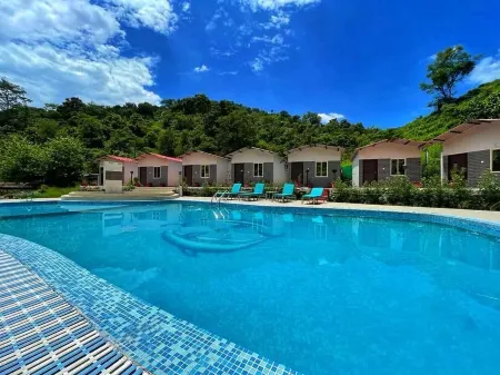 Anandvan Jungle Resort Отели рядом с достопримечательностью «Eden Rock River Resort»